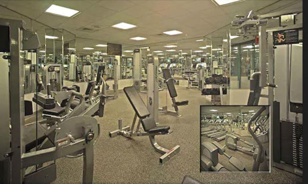 Отель Hilton Long Island/Huntington Мелвилл Экстерьер фото
