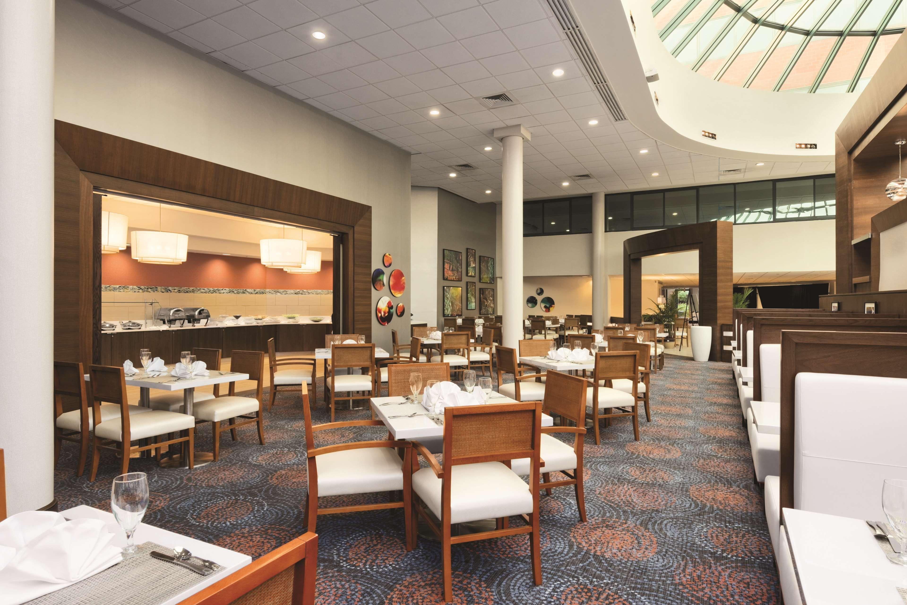 Отель Hilton Long Island/Huntington Мелвилл Экстерьер фото