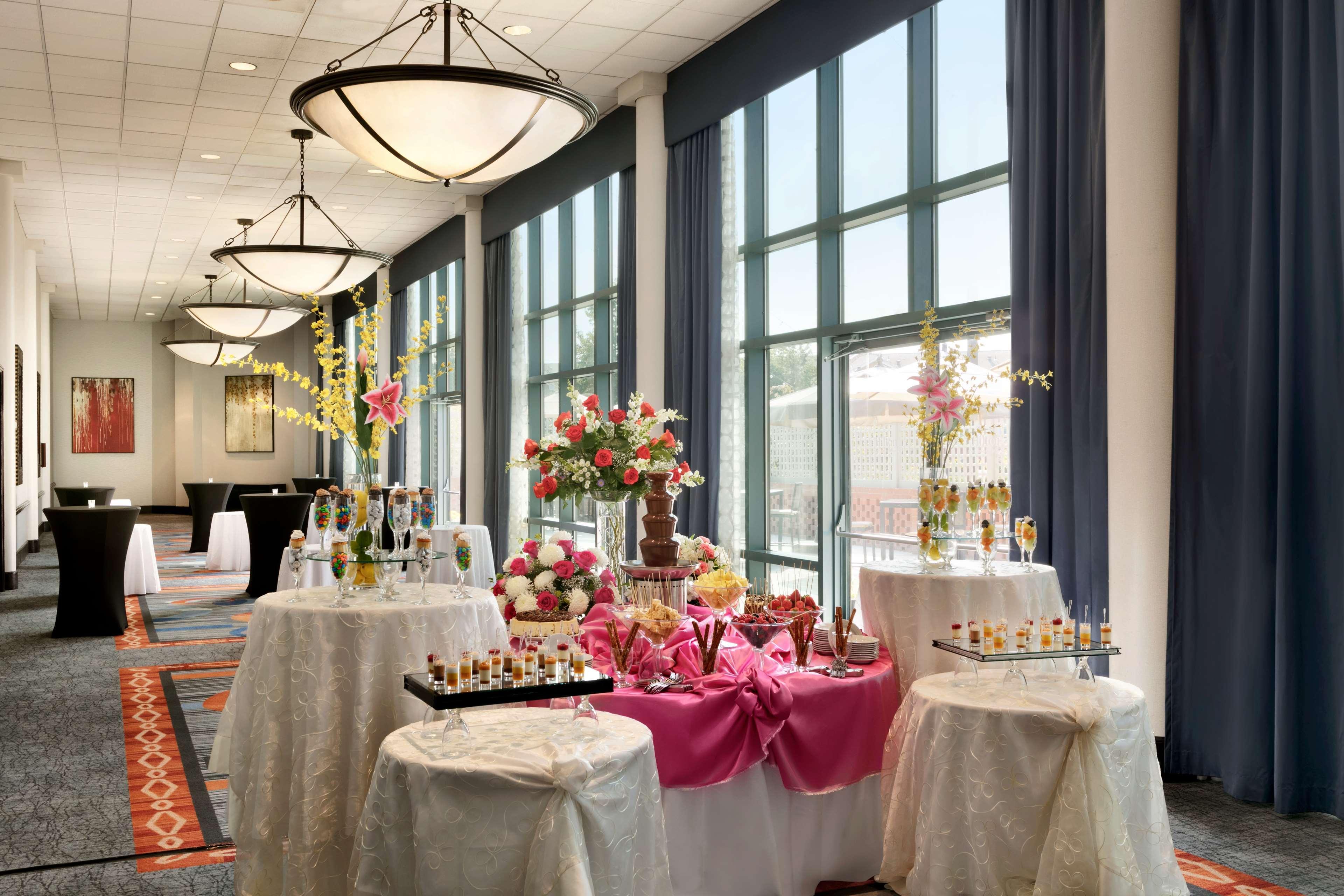 Отель Hilton Long Island/Huntington Мелвилл Экстерьер фото
