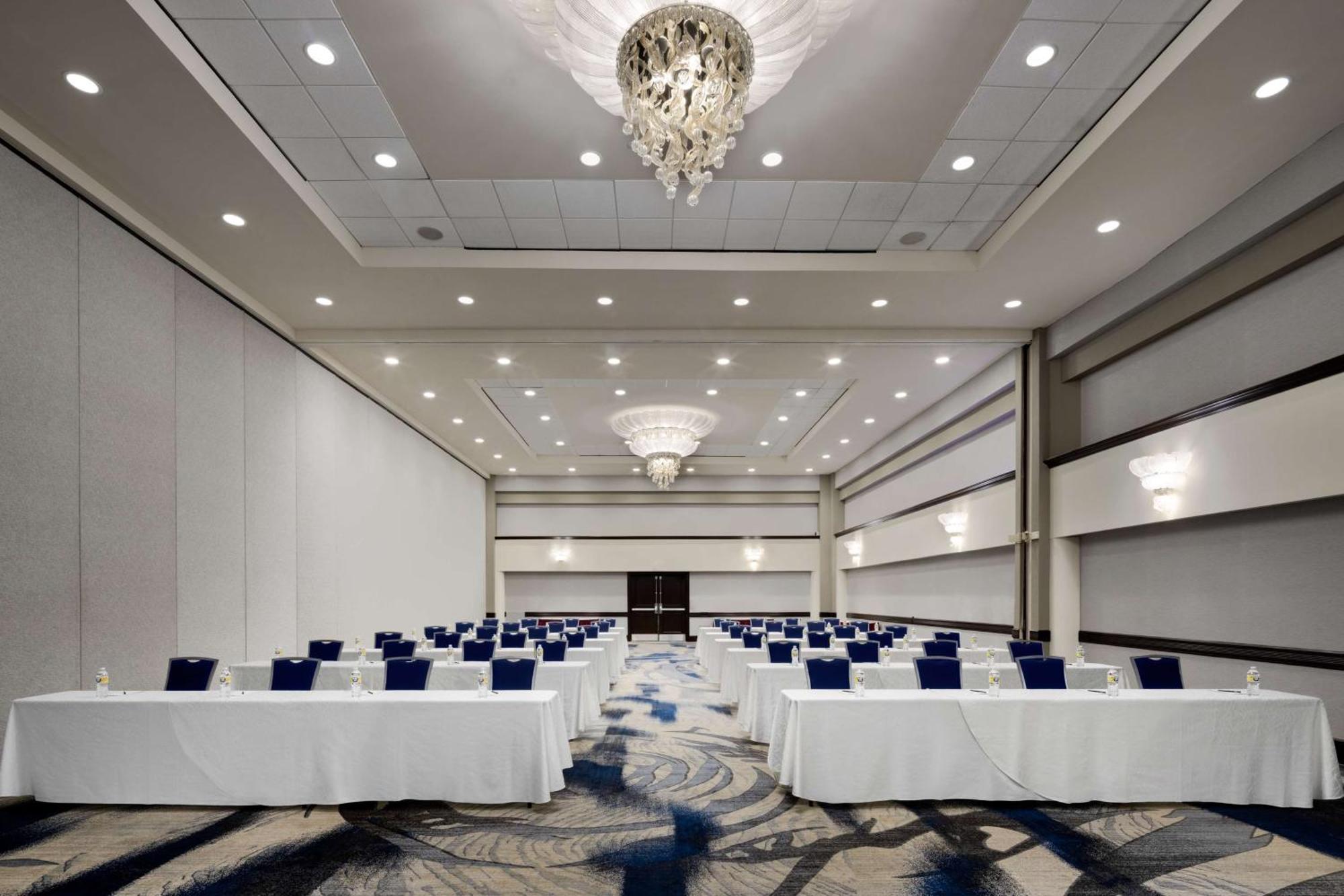 Отель Hilton Long Island/Huntington Мелвилл Экстерьер фото