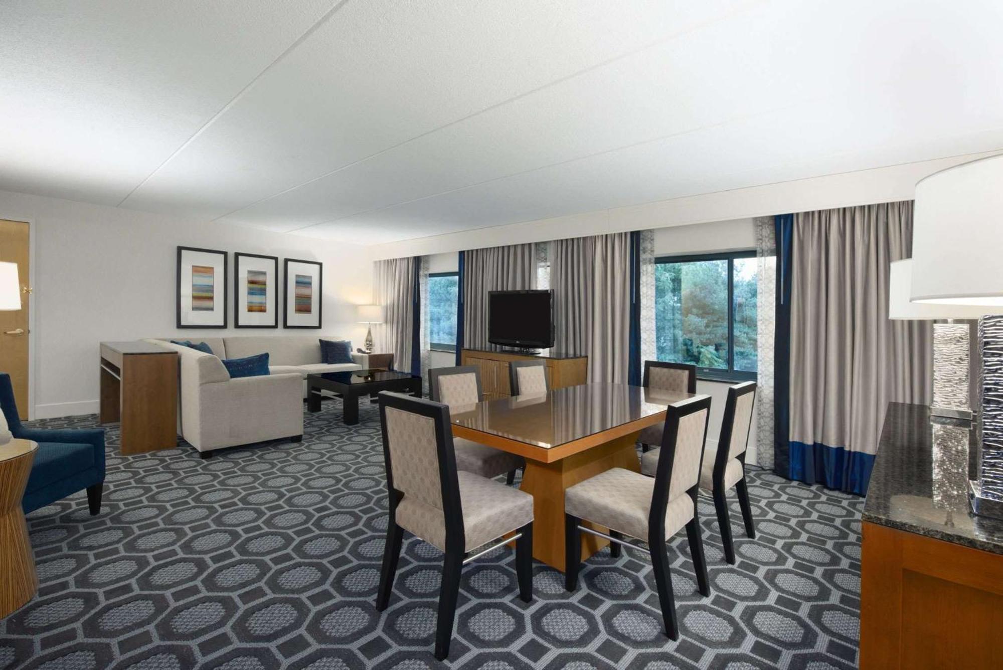 Отель Hilton Long Island/Huntington Мелвилл Экстерьер фото