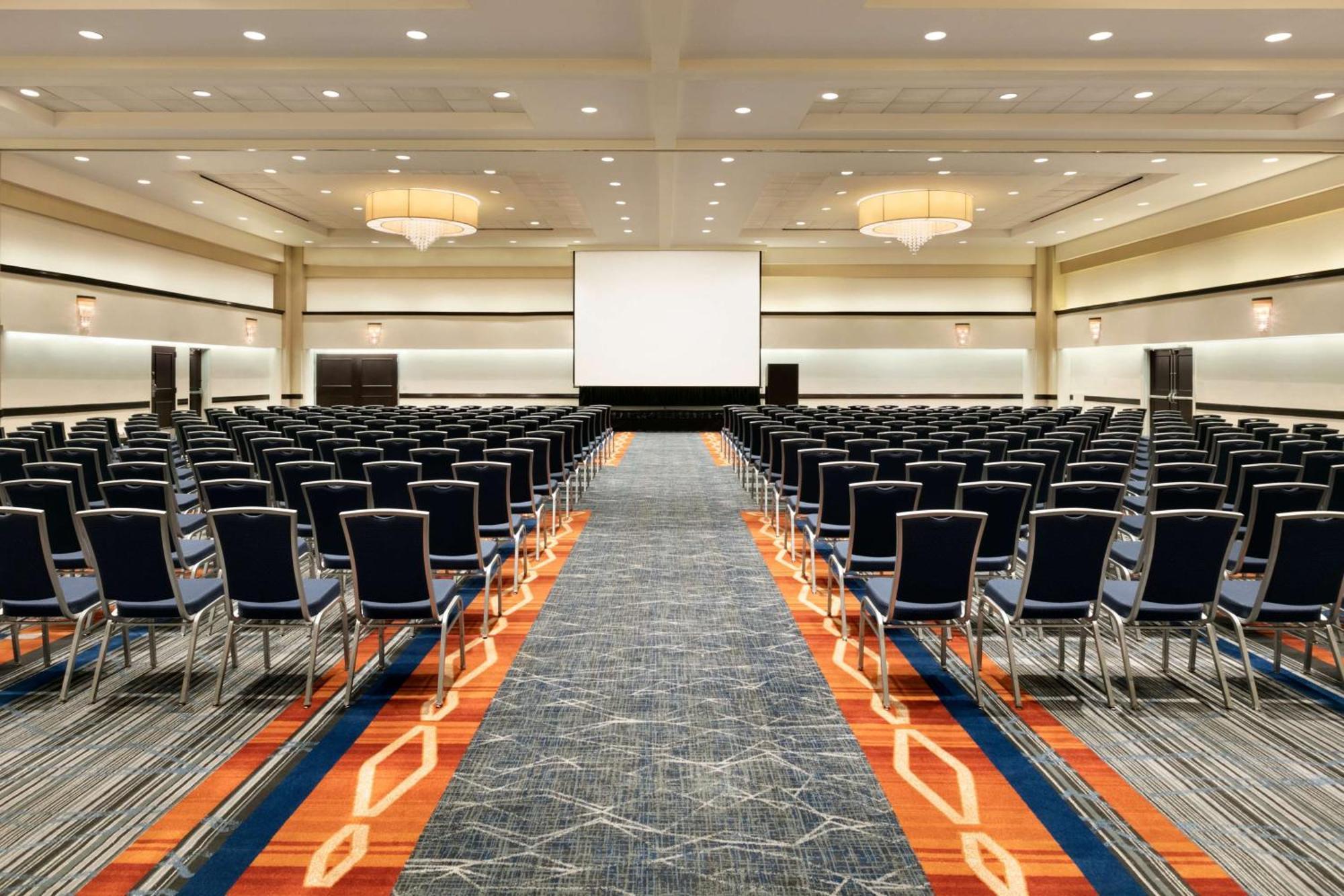 Отель Hilton Long Island/Huntington Мелвилл Экстерьер фото
