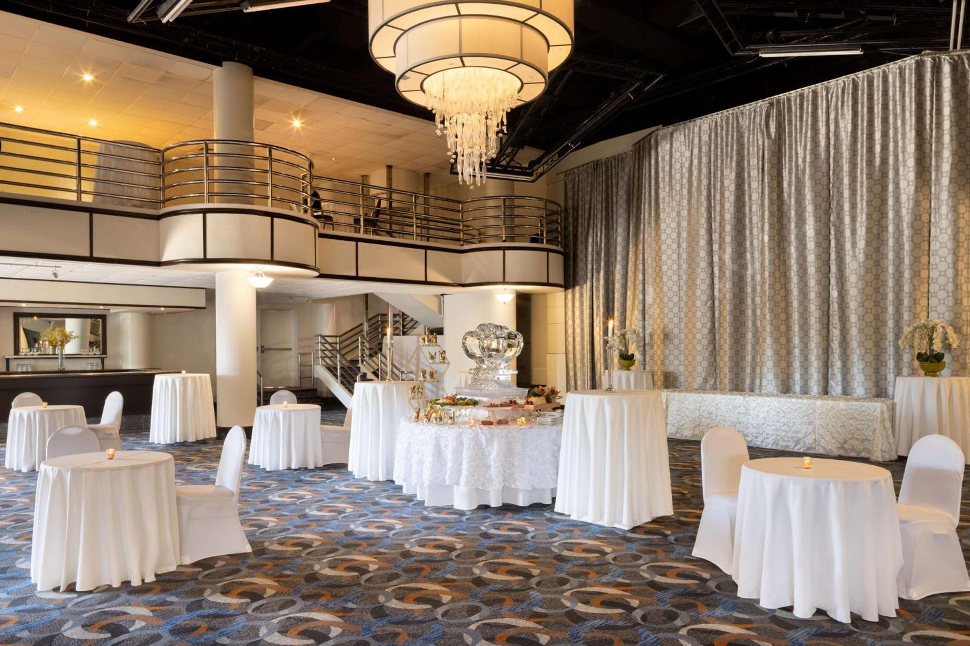 Отель Hilton Long Island/Huntington Мелвилл Экстерьер фото